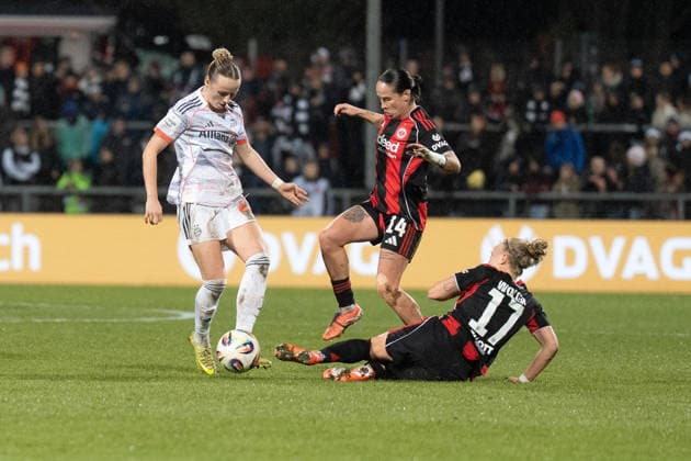 07.12.2025, xhfmx, Fussball Google Pixel Frauen-Bundesliga, Eintracht Frankfurt - FC Bayern Franziska Kett (FC Bayern München, 20) mit Pia-Sophie Wolter (Eintracht Frankfurt, 17) im Zweikampf (DFL DFB REGULATIONS PROHIBIT ANY USE OF PHOTOGRAPHS as IMAGE SEQUENCES and or QUASI-VIDEO) Frankfurt am Main