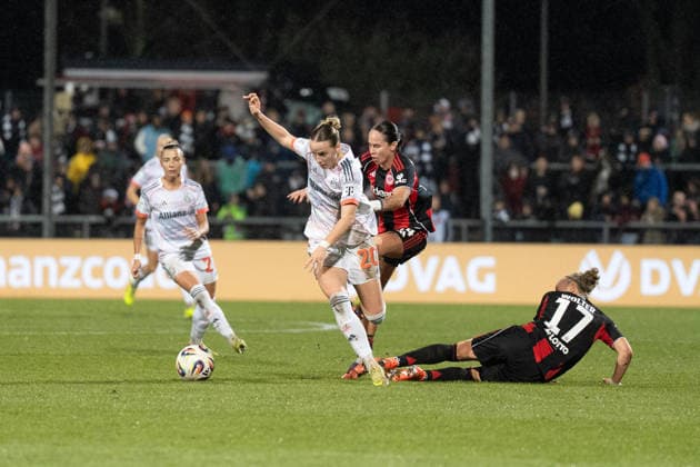 07.12.2025, xhfmx, Fussball Google Pixel Frauen-Bundesliga, Eintracht Frankfurt - FC Bayern Franziska Kett (FC Bayern München, 20) mit Pia-Sophie Wolter (Eintracht Frankfurt, 17) im Zweikampf (DFL DFB REGULATIONS PROHIBIT ANY USE OF PHOTOGRAPHS as IMAGE SEQUENCES and or QUASI-VIDEO) Frankfurt am Main