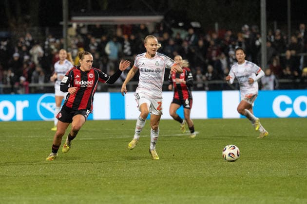 07.12.2025, xhfmx, Fussball Google Pixel Frauen-Bundesliga, Eintracht Frankfurt - FC Bayern Lisanne Gräwe (Eintracht Frankfurt, 8) mit Franziska Kett (FC Bayern München, 20) im Zweikampf (DFL DFB REGULATIONS PROHIBIT ANY USE OF PHOTOGRAPHS as IMAGE SEQUENCES and or QUASI-VIDEO) Frankfurt am Main