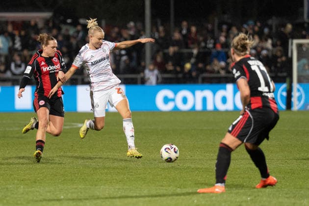07.12.2025, xhfmx, Fussball Google Pixel Frauen-Bundesliga, Eintracht Frankfurt - FC Bayern Lisanne Gräwe (Eintracht Frankfurt, 8) mit Franziska Kett (FC Bayern München, 20) im Zweikampf (DFL DFB REGULATIONS PROHIBIT ANY USE OF PHOTOGRAPHS as IMAGE SEQUENCES and or QUASI-VIDEO) Frankfurt am Main