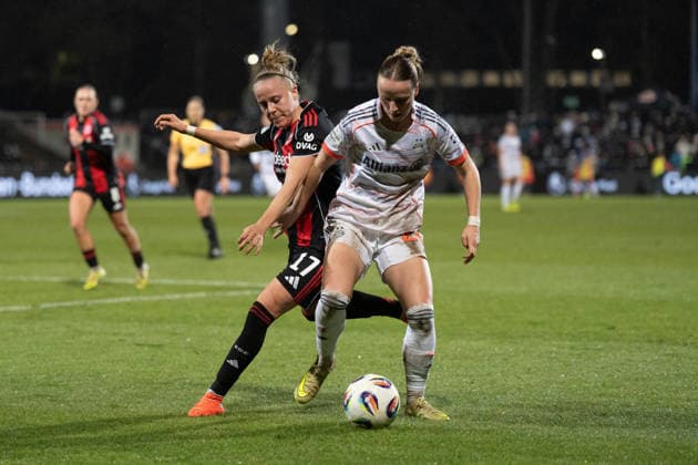 07.12.2025, xhfmx, Fussball Google Pixel Frauen-Bundesliga, Eintracht Frankfurt - FC Bayern Pia-Sophie Wolter (Eintracht Frankfurt, 17) mit Franziska Kett (FC Bayern München, 20) im Zweikampf (DFL DFB REGULATIONS PROHIBIT ANY USE OF PHOTOGRAPHS as IMAGE SEQUENCES and or QUASI-VIDEO) Frankfurt am Main