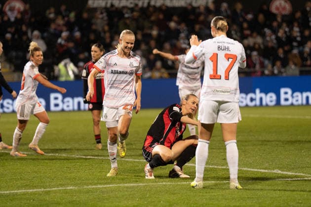 07.12.2025, xhfmx, Fussball Google Pixel Frauen-Bundesliga, Eintracht Frankfurt - FC Bayern Pernille Harder (FC Bayern München, 21) und Klara Bühl (FC Bayern München, 17) bejubeln das Tor zum 0:3. Tor, Goal, Jubel, Celebration (DFL DFB REGULATIONS PROHIBIT ANY USE OF PHOTOGRAPHS as IMAGE SEQUENCES and or QUASI-VIDEO) Frankfurt am Main