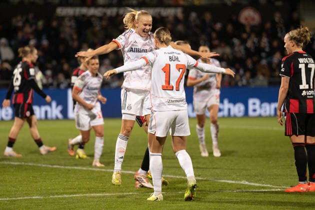 07.12.2025, xhfmx, Fussball Google Pixel Frauen-Bundesliga, Eintracht Frankfurt - FC Bayern Pernille Harder (FC Bayern München, 21) und Klara Bühl (FC Bayern München, 17) bejubeln das Tor zum 0:3. Tor, Goal, Jubel, Celebration (DFL DFB REGULATIONS PROHIBIT ANY USE OF PHOTOGRAPHS as IMAGE SEQUENCES and or QUASI-VIDEO) Frankfurt am Main