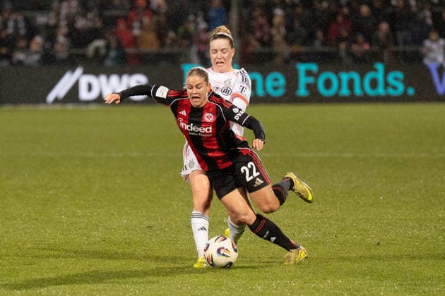 07.12.2025, xhfmx, Fussball Google Pixel Frauen-Bundesliga, Eintracht Frankfurt - FC Bayern Alara Åžehitler (FC Bayern München, 14) foult Nadine Riesen (Eintracht Frankfurt, 22) (DFL DFB REGULATIONS PROHIBIT ANY USE OF PHOTOGRAPHS as IMAGE SEQUENCES and or QUASI-VIDEO) Frankfurt am Main