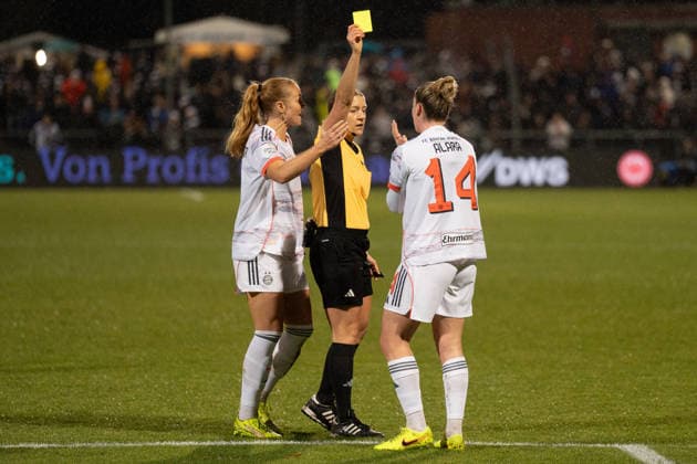 07.12.2025, xhfmx, Fussball Google Pixel Frauen-Bundesliga, Eintracht Frankfurt - FC Bayern Karoline Wacker (Schiedsrichterin) zeigt Alara Åžehitler (FC Bayern München, 14) die Gelbe Karte (DFL DFB REGULATIONS PROHIBIT ANY USE OF PHOTOGRAPHS as IMAGE SEQUENCES and or QUASI-VIDEO) Frankfurt am Main
