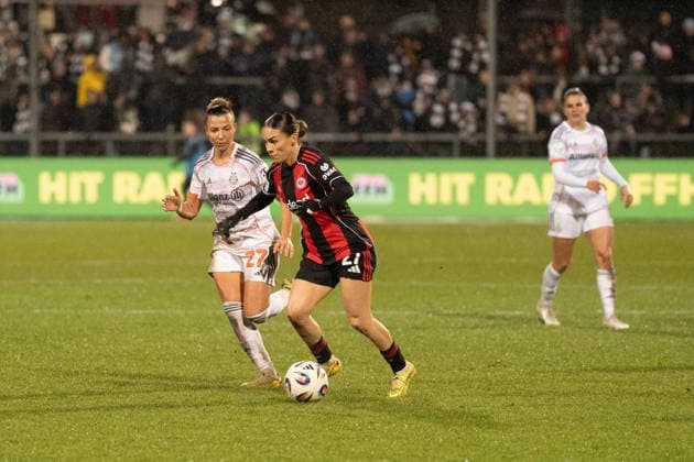 07.12.2025, xhfmx, Fussball Google Pixel Frauen-Bundesliga, Eintracht Frankfurt - FC Bayern Arianna Caruso (FC Bayern München, 27) und Ereleta Memeti (Eintracht Frankfurt, 27) im Zweikampf (DFL DFB REGULATIONS PROHIBIT ANY USE OF PHOTOGRAPHS as IMAGE SEQUENCES and or QUASI-VIDEO) Frankfurt am Main