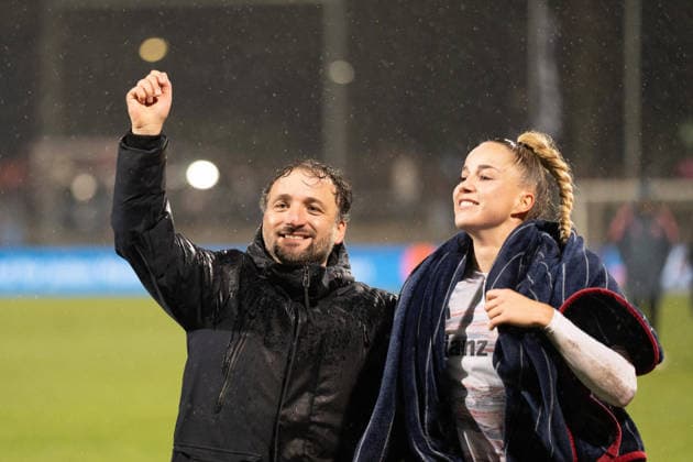 07.12.2025, xhfmx, Fussball Google Pixel Frauen-Bundesliga, Eintracht Frankfurt - FC Bayern Jose Barcala (Trainer FC Bayern München Frauen) und Giulia Gwinn (FC Bayern München, 7) feiern mit den Fans (DFL DFB REGULATIONS PROHIBIT ANY USE OF PHOTOGRAPHS as IMAGE SEQUENCES and or QUASI-VIDEO) Frankfurt am Main