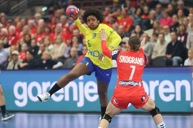 Norwegen - Brasilien, IHF Handball-WM der Frauen Mariana Christina Oliveira Fernandes (Brasilien, 6) gegen Stine Skogrand (Norwegen, 7). 3. Hauptrundenspiel der Handball-WM der Frauen zwischen Norwegen und Brasilien am 7. Dezember 2025 in der Westfalenhalle in Dortmund., Dortmund Nordrhein-Westfalen Deutschland Westfalenhalle