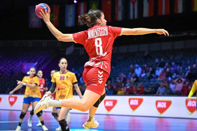 Niederlande, Handball, Weltmeisterschaft der Frauen 2025, Schweiz vs Rumänien, 07.12.2025, Ahoy Arena, Rotterdam, Niederlande, Mia Emmenegger (Schweiz, 8) im Sprungwurf von Rechtsaußen Copyright: xMarkusxVerwimpx