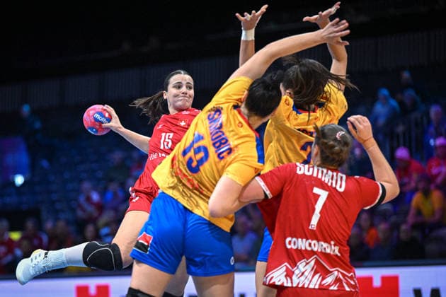 Niederlande, Handball, Weltmeisterschaft der Frauen 2025, Schweiz vs Rumänien, 07.12.2025, Ahoy Arena, Rotterdam, Niederlande, Norma Goldmann (Schweiz, 15) wirft über den rumänischen Abwehrblock Copyright: xMarkusxVerwimpx