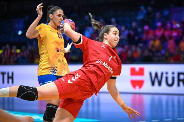 Niederlande, Handball, Weltmeisterschaft der Frauen 2025, Schweiz vs Rumänien, 07.12.2025, Ahoy Arena, Rotterdam, Niederlande, Torwurf Tabea Schmid (Schweiz, 7) gegen Lorena-Gabriela Ostase (Rumänien, 27) Copyright: xMarkusxVerwimpx