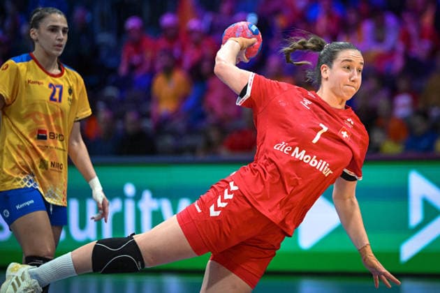 Niederlande, Handball, Weltmeisterschaft der Frauen 2025, Schweiz vs Rumänien, 07.12.2025, Ahoy Arena, Rotterdam, Niederlande, Tabea Schmid (Schweiz, 7) beim Torwurf Copyright: xMarkusxVerwimpx