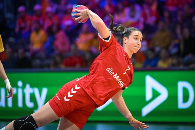 Niederlande, Handball, Weltmeisterschaft der Frauen 2025, Schweiz vs Rumänien, 07.12.2025, Ahoy Arena, Rotterdam, Niederlande, Tabea Schmid (Schweiz, 7) beim Torwurf Copyright: xMarkusxVerwimpx