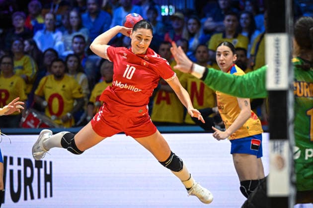 Niederlande, Handball, Weltmeisterschaft der Frauen 2025, Schweiz vs Rumänien, 07.12.2025, Ahoy Arena, Rotterdam, Niederlande, Daphne Gautschi (Schweiz, 10) im Sprungwurf Copyright: xMarkusxVerwimpx
