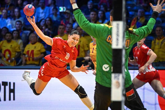 Niederlande, Handball, Weltmeisterschaft der Frauen 2025, Schweiz vs Rumänien, 07.12.2025, Ahoy Arena, Rotterdam, Niederlande, Daphne Gautschi (Schweiz, 10) im Sprungwurf Copyright: xMarkusxVerwimpx