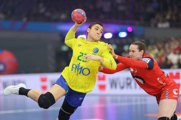 Norwegen - Brasilien, IHF Handball-WM der Frauen Giulia Guarieiro (Brasilien, 23) gegen Ingvild Bakkerud (Norwegen, 21). 3. Hauptrundenspiel der Handball-WM der Frauen zwischen Norwegen und Brasilien am 7. Dezember 2025 in der Westfalenhalle in Dortmund., Dortmund Nordrhein-Westfalen Deutschland Westfalenhalle