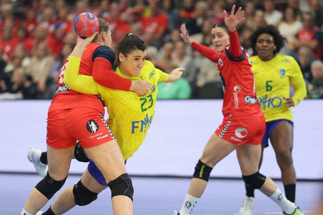 Norwegen - Brasilien, IHF Handball-WM der Frauen Giulia Guarieiro (Brasilien, 23) wird von Live Rushfeldt Deila (Norwegen, 8) gestoppt. 3. Hauptrundenspiel der Handball-WM der Frauen zwischen Norwegen und Brasilien am 7. Dezember 2025 in der Westfalenhalle in Dortmund., Dortmund Nordrhein-Westfalen Deutschland Westfalenhalle