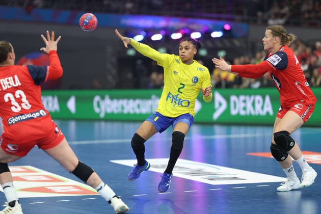 Norwegen - Brasilien, IHF Handball-WM der Frauen Bruna De Paula (Brasilien, 2) zwischen Thale Rushfeldt Deila (Norwegen, 33) und Maren Aardahl Nyland (Norwegen, 6). 3. Hauptrundenspiel der Handball-WM der Frauen zwischen Norwegen und Brasilien am 7. Dezember 2025 in der Westfalenhalle in Dortmund., Dortmund Nordrhein-Westfalen Deutschland Westfalenhalle
