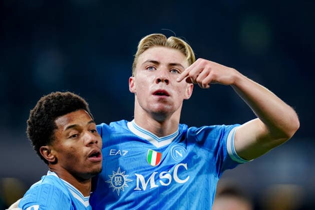 SSC Napoli v Juventus FC - Serie A Enilive Rasmus Hojlund of SSC Napoli celebrates with David Neres after scoring first goal during the serie Serie A Enilive match between SSC Napoli and Juventus FC at Stadio Diego Armando Maradona on December 7, 2025 in Naples, Italy Naples Stadio Diego Armando Maradona Naples Italy Copyright: xGiuseppexMaffiax 251207_SerieA_Napoli-Juventus_06872