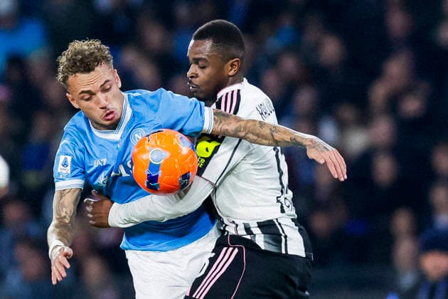 SSC Napoli vs Juventus Napoli s Dutch midfielder Noa Lang challenges for the ball with juventus French defender Pierre Kalulu during the Serie A football match between SSC Napoli vs Juventus at the Diego Armando Maradona Stadium in Naples, on December 07, 2025. _BPH4985_1 Copyright: xAntonioxBalascox