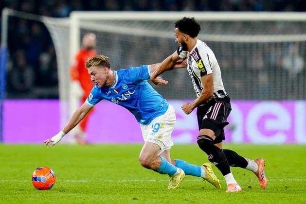 SSC Napoli v Juventus FC - Serie A Enilive Rasmus Hojlund of SSC Napoli and Lloyd Kelly of Juventus FC compete for the ball during the serie Serie A Enilive match between SSC Napoli and Juventus FC at Stadio Diego Armando Maradona on December 7, 2025 in Naples, Italy Naples Stadio Diego Armando Maradona Naples Italy Copyright: xGiuseppexMaffiax 251207_SerieA_Napoli-Juventus_08794