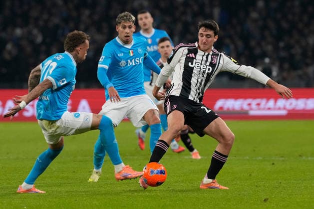 SSC Napoli v Juventus FC - Serie A Andrea Cambiaso of Juventus FC competes for the ball with Noa Lang of SSC Napoli during the Serie A match between SSC Napoli and Juventus FC at Stadio Diego Armando Maradona Naples Italy on 7 December 2025. Naples Naples Italy  Copyright: xFrancoxRomanox originalFilename:romano-sscnapol251207_np3Cm.jpg