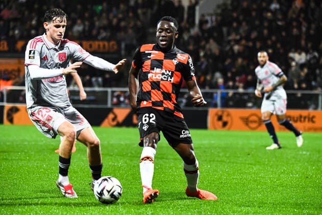 FOOTBALL : FC Lorient vs Olympique Lyonnais - Ligue 1 - JournÃ e 15 - 07 12 2025 Tyler Morton (OL) Arthur Avom (FC Lorient) LorientFrance  Copyright: xBaptistexAutissierx