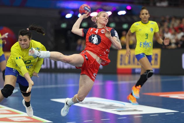 Norwegen - Brasilien, IHF Handball-WM der Frauen Veronica Kristiansen (Norwegen, 4) hat sich gegen Giulia Guarieiro (Brasilien, 23) durchgesetzt und wirft ins Tor. 3. Hauptrundenspiel der Handball-WM der Frauen zwischen Norwegen und Brasilien am 7. Dezember 2025 in der Westfalenhalle in Dortmund., Dortmund Nordrhein-Westfalen Deutschland Westfalenhalle