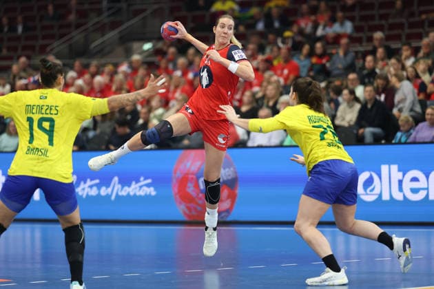 Norwegen - Brasilien, IHF Handball-WM der Frauen Kristine Breistol (Norwegen, 14) gegen Milena Maria De Souza Menezes (Brasilien, 19) und Micaela Rodrigues da Silva (Brasilien, 28). 3. Hauptrundenspiel der Handball-WM der Frauen zwischen Norwegen und Brasilien am 7. Dezember 2025 in der Westfalenhalle in Dortmund., Dortmund Nordrhein-Westfalen Deutschland Westfalenhalle