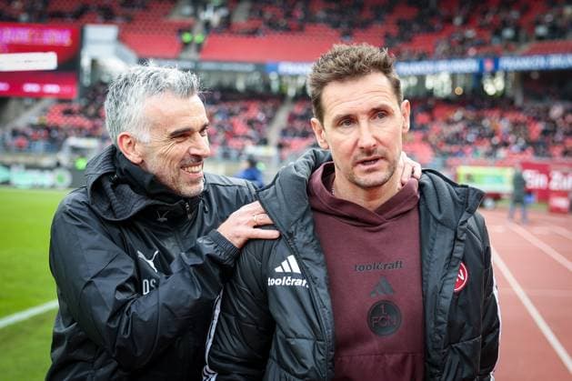 Co-Trainer Danny Schwarz (Spvgg Greuther Fuerth) und Chef-Trainer Miroslave Klose (1. FC Nuernberg) begruessen sich herzlich, 1. FC Nuernberg vs. Spvgg Greuther Fuerth, Fussball, 2. Bundesliga, DFL, Saison 2025 2026, Hinrunde, 15. Spieltag, 07.12.2025 DFB regulations prohibit any use of photographs as image sequences and or quasi-video Nuernberg Bayern Deutschland