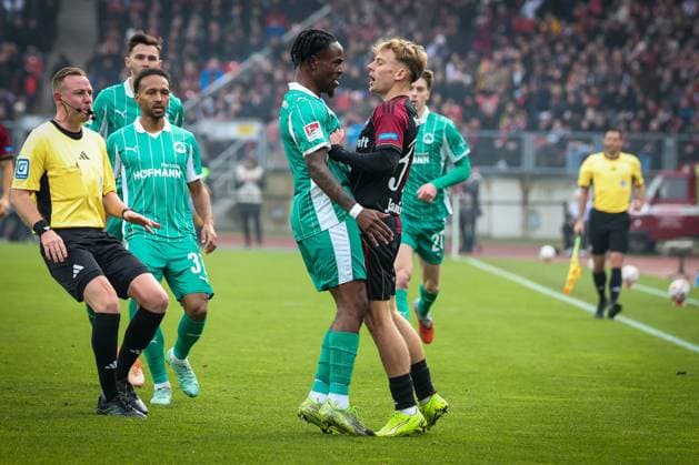 Noel Futkeu 9 (Spvgg Greuther Fuerth) und Tim Janisch 32 (1FC Nuernberg) geraten aneinander, Referee Schiedsrichter Lars Erbst, links, schreitet energisch ein, mit Julian Green 37 (Spvgg Greuther Fuerth), 1. FC Nuernberg vs. Spvgg Greuther Fuerth, Fussball, 2. Bundesliga, DFL, Saison 2025 2026, Hinrunde, 15. Spieltag, 07.12.2025 DFB regulations prohibit any use of photographs as image sequences and or quasi-video Nuernberg Bayern Deutschland
