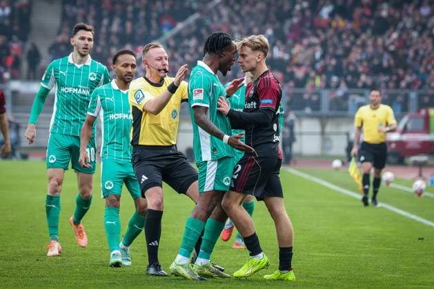 Noel Futkeu 9 (Spvgg Greuther Fuerth) und Tim Janisch 32 (1FC Nuernberg) geraten aneinander, Referee Schiedsrichter Lars Erbst, links, schreitet energisch ein, mit Julian Green 37 (Spvgg Greuther Fuerth) und Branimir Hrgota 10 (Spvgg Greuther Fuerth), 1. FC Nuernberg vs. Spvgg Greuther Fuerth, Fussball, 2. Bundesliga, DFL, Saison 2025 2026, Hinrunde, 15. Spieltag, 07.12.2025 DFB regulations prohibit any use of photographs as image sequences and or quasi-video Nuernberg Bayern Deutschland
