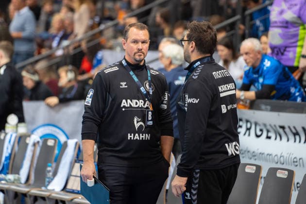 Handball I Herren I Saison 2025-2026 I Bundesliga I 15. Spieltag I TVB Stuttgart - SC DHfK Leipzig I 07.12.2025 Trainer Misha Kaufmann (TVB Stuttgart) im Gespräch mit Torwarttrainer Daniel Sdunek (TVB Stuttgart) Stuttgart Porsche Arena Baden-Württemberg Deutschland Copyright: xLobeca MaxxPetershansx