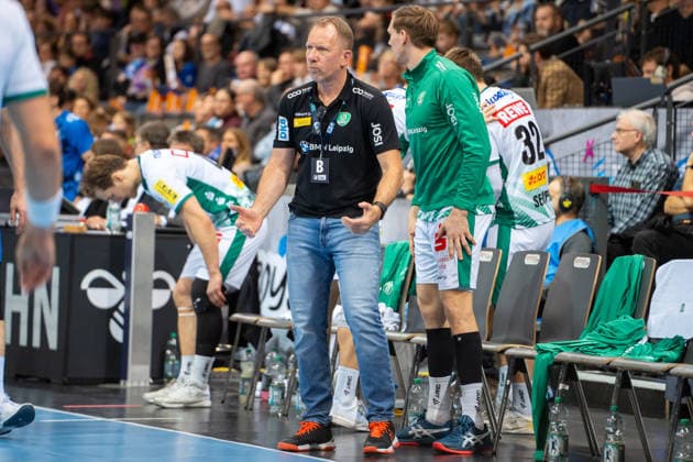 Handball I Herren I Saison 2025-2026 I Bundesliga I 15. Spieltag I TVB Stuttgart - SC DHfK Leipzig I 07.12.2025 Trainer Frank Carstens (SC DHfK Leipzig) Stuttgart Porsche Arena Baden-Württemberg Deutschland Copyright: xLobeca MaxxPetershansx