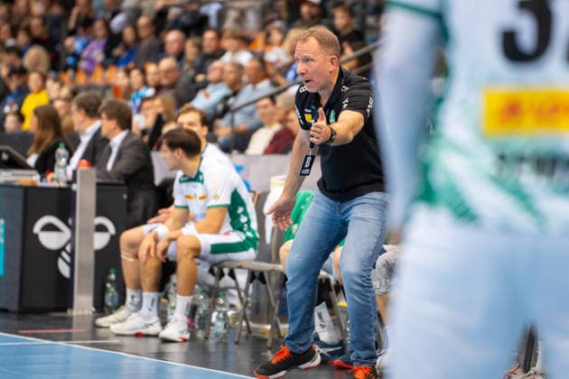 Handball I Herren I Saison 2025-2026 I Bundesliga I 15. Spieltag I TVB Stuttgart - SC DHfK Leipzig I 07.12.2025 Trainer Frank Carstens (SC DHfK Leipzig) Stuttgart Porsche Arena Baden-Württemberg Deutschland Copyright: xLobeca MaxxPetershansx