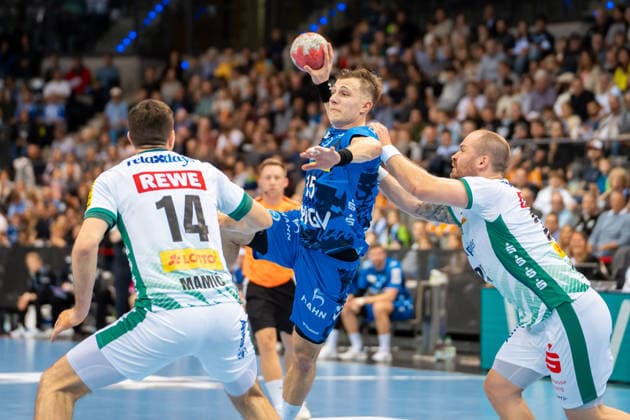 Handball I Herren I Saison 2025-2026 I Bundesliga I 15. Spieltag I TVB Stuttgart - SC DHfK Leipzig I 07.12.2025 Simone Mengon (15, TVB Stuttgart) im Wurf Stuttgart Porsche Arena Baden-Württemberg Deutschland Copyright: xLobeca MaxxPetershansx