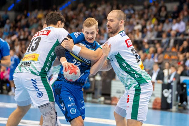 Handball I Herren I Saison 2025-2026 I Bundesliga I 15. Spieltag I TVB Stuttgart - SC DHfK Leipzig I 07.12.2025 Torben Matzken (22, TVB Stuttgart) verteidigt von Matej Klima (13, SC DHfK Leipzig) und Moritz Preuss (24, SC DHfK Leipzig) Stuttgart Porsche Arena Baden-Württemberg Deutschland Copyright: xLobeca MaxxPetershansx
