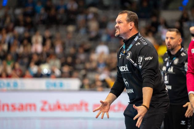 Handball I Herren I Saison 2025-2026 I Bundesliga I 15. Spieltag I TVB Stuttgart - SC DHfK Leipzig I 07.12.2025 Trainer Misha Kaufmann (TVB Stuttgart) Stuttgart Porsche Arena Baden-Württemberg Deutschland Copyright: xLobeca MaxxPetershansx