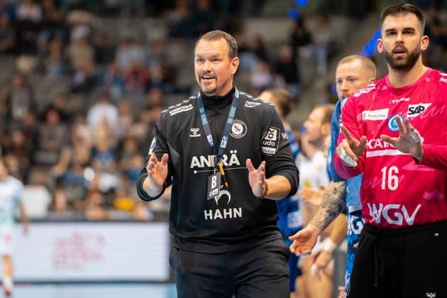 Handball I Herren I Saison 2025-2026 I Bundesliga I 15. Spieltag I TVB Stuttgart - SC DHfK Leipzig I 07.12.2025 Trainer Misha Kaufmann (TVB Stuttgart), Miljan Vujovic (16, TVB Stuttgart) Stuttgart Porsche Arena Baden-Württemberg Deutschland Copyright: xLobeca MaxxPetershansx