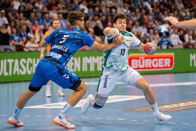 Handball I Herren I Saison 2025-2026 I Bundesliga I 15. Spieltag I TVB Stuttgart - SC DHfK Leipzig I 07.12.2025 Matej Klima (13, SC DHfK Leipzig) mit Ball, Antonio Serradilla Cuenca (5, TVB Stuttgart) in der Abwehr Stuttgart Porsche Arena Baden-Württemberg Deutschland Copyright: xLobeca MaxxPetershansx
