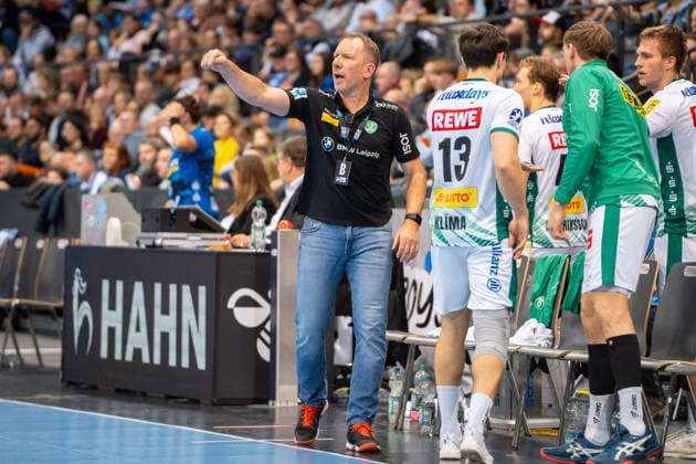 Handball I Herren I Saison 2025-2026 I Bundesliga I 15. Spieltag I TVB Stuttgart - SC DHfK Leipzig I 07.12.2025 Trainer Frank Carstens (SC DHfK Leipzig) Stuttgart Porsche Arena Baden-Württemberg Deutschland Copyright: xLobeca MaxxPetershansx