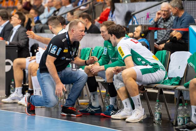 Handball I Herren I Saison 2025-2026 I Bundesliga I 15. Spieltag I TVB Stuttgart - SC DHfK Leipzig I 07.12.2025 Trainer Frank Carstens (SC DHfK Leipzig) im Gespräch mit Adam Lönn (15, SC DHfK Leipzig) und Matej Klima (13, SC DHfK Leipzig) Stuttgart Porsche Arena Baden-Württemberg Deutschland Copyright: xLobeca MaxxPetershansx