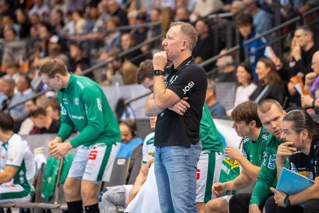 Handball I Herren I Saison 2025-2026 I Bundesliga I 15. Spieltag I TVB Stuttgart - SC DHfK Leipzig I 07.12.2025 Trainer Frank Carstens (SC DHfK Leipzig) Stuttgart Porsche Arena Baden-Württemberg Deutschland Copyright: xLobeca MaxxPetershansx