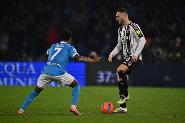 SSC Napoli v Juventus FC - Serie A David Neres of S.S.C. Napoli and Teun Koopmeiners of Juventus F.C. are in action during the 14th day of the Serie A Championship between S.S.C. Napoli and Juventus F.C. at the Diego Armando Maradona Stadium in Naples, Italy, on December 7, 2025. Naples Italy Italy  Copyright: xDomenicoxCippitellix originalFilename:cippitelli-sscnapol251207_npJgx.jpg