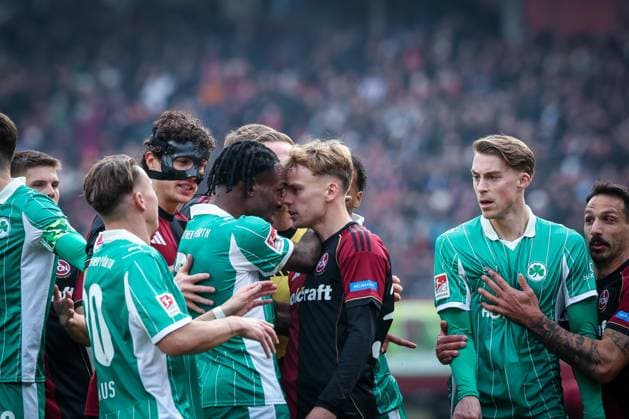 Rudelbildung der beiden Mannschaften, als Noel Futkeu 9 (Spvgg Greuther Fuerth) und Tim Janisch 32 (1FC Nuernberg) aneinander geraten, mit Felix Klaus 30 (Spvgg Greuther Fuerth), Fabio Gruber 4 (1FC Nuernberg) und Luca Itter 27 (Spvgg Greuther Fuerth) sowie Adriano Grimaldi 33 (1FC Nuernberg), 1. FC Nuernberg vs. Spvgg Greuther Fuerth, Fussball, 2. Bundesliga, DFL, Saison 2025 2026, Hinrunde, 15. Spieltag, 07.12.2025 DFB regulations prohibit any use of photographs as image sequences and or quasi-video Nuernberg Bayern Deutschland