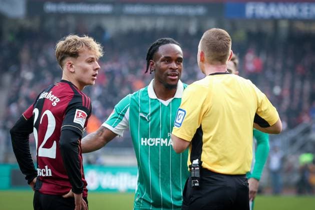 Referee Schiedsrichter Lars Erbst ermahnt Tim Janisch 32 (1FC Nuernberg) und Noel Futkeu 9 (Spvgg Greuther Fuerth) mit einer gelben Karte, 1. FC Nuernberg vs. Spvgg Greuther Fuerth, Fussball, 2. Bundesliga, DFL, Saison 2025 2026, Hinrunde, 15. Spieltag, 07.12.2025 DFB regulations prohibit any use of photographs as image sequences and or quasi-video Nuernberg Bayern Deutschland