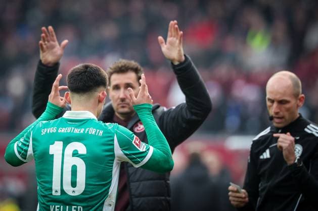 Aaron Keller 16 (Spvgg Greuther Fuerth) im Vordergrund und Chef-Trainer Miroslave Klose (1. FC Nuernberg) gestikulieren, es gibt Einwurf, mit dem vierten Offiziellen Dominik Schaal, 1. FC Nuernberg vs. Spvgg Greuther Fuerth, Fussball, 2. Bundesliga, DFL, Saison 2025 2026, Hinrunde, 15. Spieltag, 07.12.2025 DFB regulations prohibit any use of photographs as image sequences and or quasi-video Nuernberg Bayern Deutschland