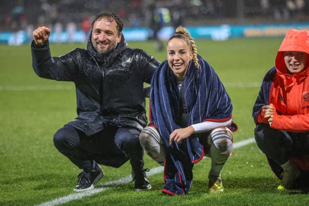 GER, Frankfurt, Eintracht Frankfurt vs FC Bayern München, Google Pixel Bundesliga, Fussball, DFB, Spielzeit 2025 2026, Stadion am Brentanobad, 12. Spieltag im Bild: Jubel und Freude mach dem Sieg, 5:0 nach Toren gegen Frankfurt, JosÃ Barcala (Trainer Bayern München), Giulia Gwinn (Bayern München 7) DFB DFL REGULATIONS PROHIBIT ANY USE OF PHOTOGRAPHS AS IMAGE SEQUENCES AND OR QUASI-VIDEO, 07.12.2026 Copyright: HMBxMedia HendrikxHamelau