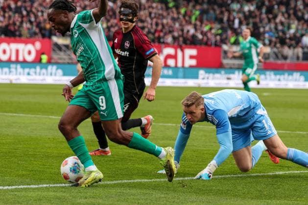 Noel Futkeu 9 (Spvgg Greuther Fuerth) kurvt an Torhueter Jan Reichert 1 (1FC Nuernberg) vorbei, mit Fabio Gruber 4 (1FC Nuernberg), 1. FC Nuernberg vs. Spvgg Greuther Fuerth, Fussball, 2. Bundesliga, DFL, Saison 2025 2026, Hinrunde, 15. Spieltag, 07.12.2025 DFB regulations prohibit any use of photographs as image sequences and or quasi-video Nuernberg Bayern Deutschland Copyright: xkolbert-press MartinxAgüerax
