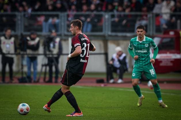 Robin Knoche 31 (1FC Nuernberg) in Aktion gegen Aaron Keller 16 (Spvgg Greuther Fuerth), 1. FC Nuernberg vs. Spvgg Greuther Fuerth, Fussball, 2. Bundesliga, DFL, Saison 2025 2026, Hinrunde, 15. Spieltag, 07.12.2025 DFB regulations prohibit any use of photographs as image sequences and or quasi-video Nuernberg Bayern Deutschland Copyright: xkolbert-press MartinxAgüerax